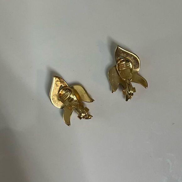 Vintage Monet Stamped Clip On Gold Tone Earrings - Picture 6 of 7